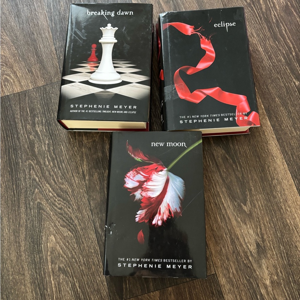 Twilight Saga 3 Hard Cover Books Eclipse, Breaking Dawn New Moon VGC Pages Compt